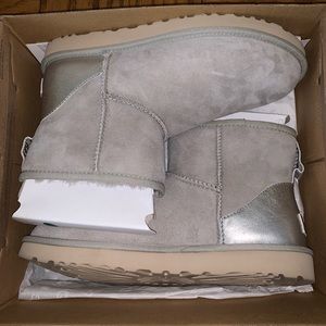 Women's
CLASSIC MINI II BOOT